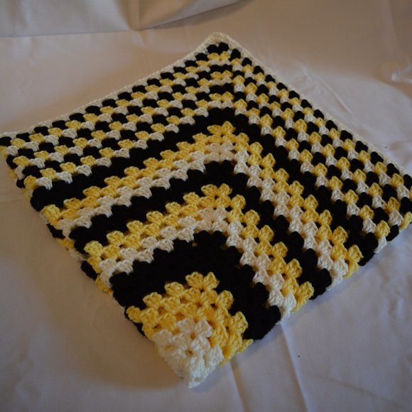 Crochet Bumble Bee Baby Blanket/New - Picture 3 of 4